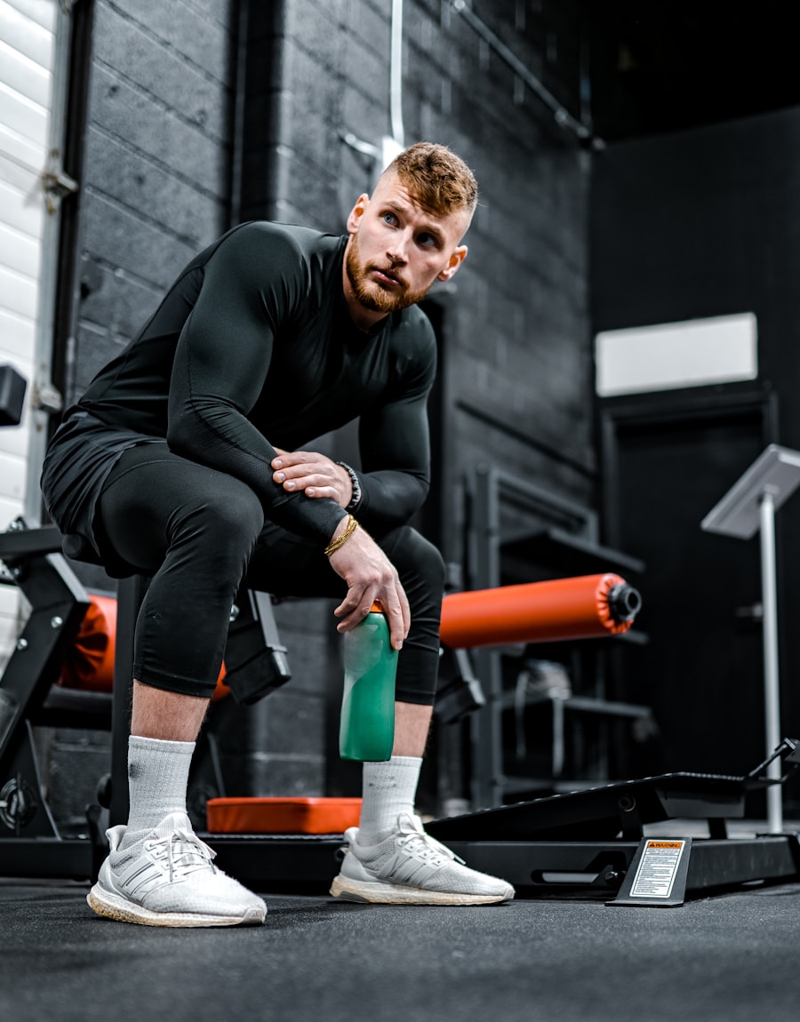 Athlète en pleine série de tractions dans une salle de sport